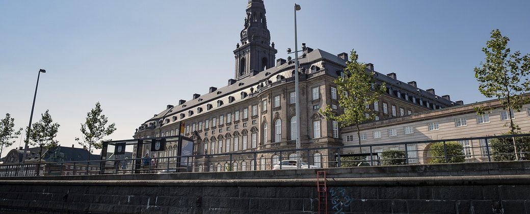 Christiansborg Slot p&aring; Slotsholmen i K&oslash;benhavn